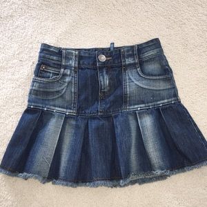 Super cute vintage pleated mini denim skirt. Perfect for summer 🌸